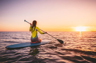 Femme en combi faisant du paddle